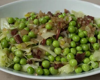 Зеленый горошек с луком и маслом