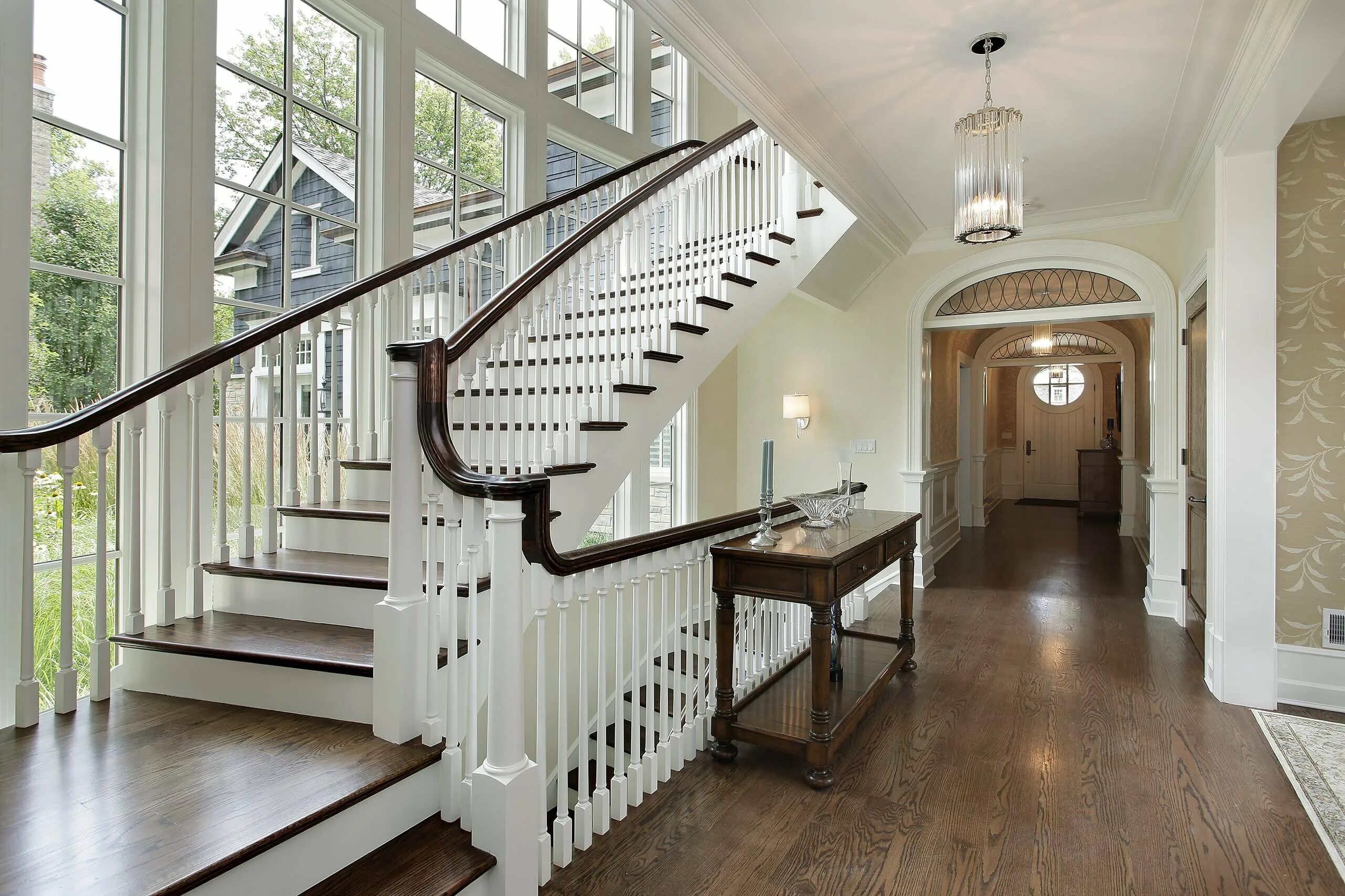 Красивый второй этаж. Лестница в доме. Лестница в частном доме. Лестницы в интерьере загородного дома. Красивые лестницы в загородных домах.
