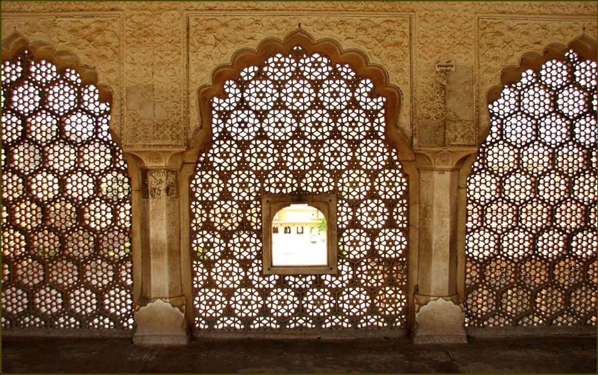 Индийская решетка. Скромное индийское окно. Окна в Индии. Высокое окно в Индии. Glass beams mahal mp3