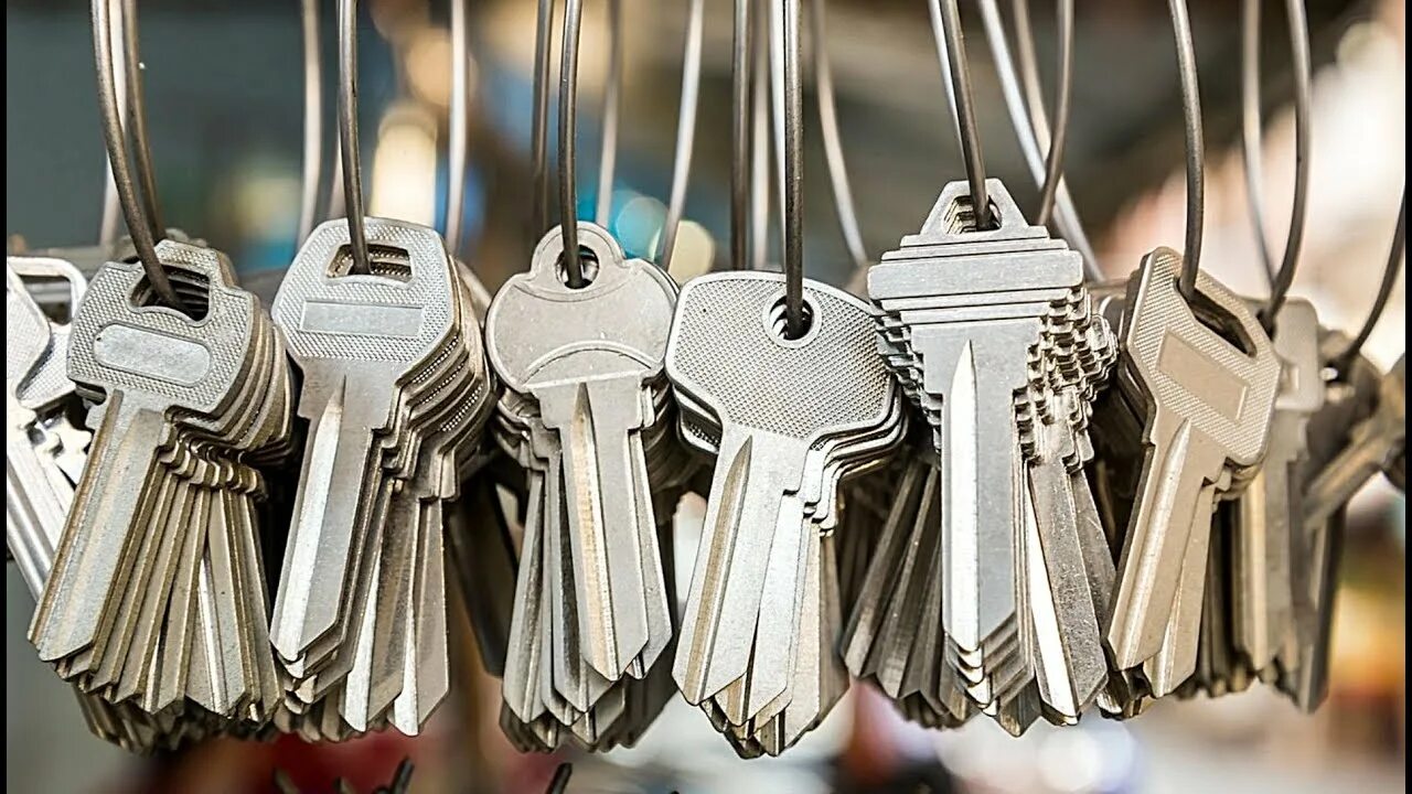 Ключники в расколотом замке. Many key. Key к many надпись. Many key. Ключи на логотипе банка.