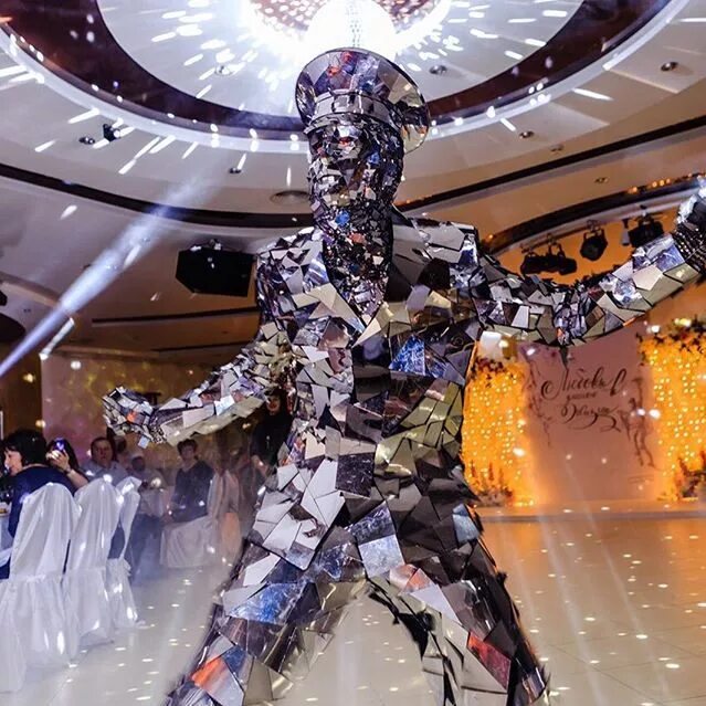 Костюм из зеркал. Зеркальные костюмы. Зеркальный человек костюм. Необычные костюмы. Зеркальные костюмы.