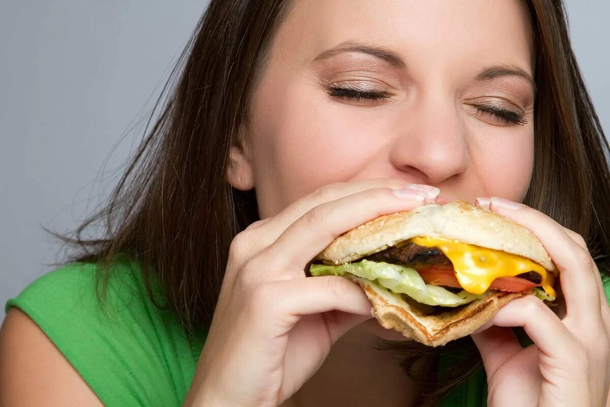 Девушка с бутербродом. Неправильное питание. Девушка кушает бутерброд. Вредная еда девушка.