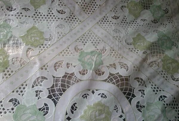 Погладить клеенку на стол. Клеенка alicante 0549901 анис ширина 140см. Клеёнка столовая ажурная 1. Как разгладить скатерть. Глажка скатертей.