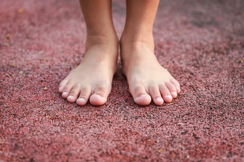 Feet дети. Ножки детей девочек ступни. Love feet дети ноги. Ноги ребенка на переднем плане. Cross foot