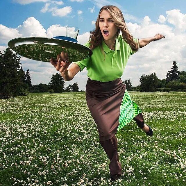 Уронить поднос. Официант с подносом еды. Упавший поднос. Упал с подносом. Уронить поднос.