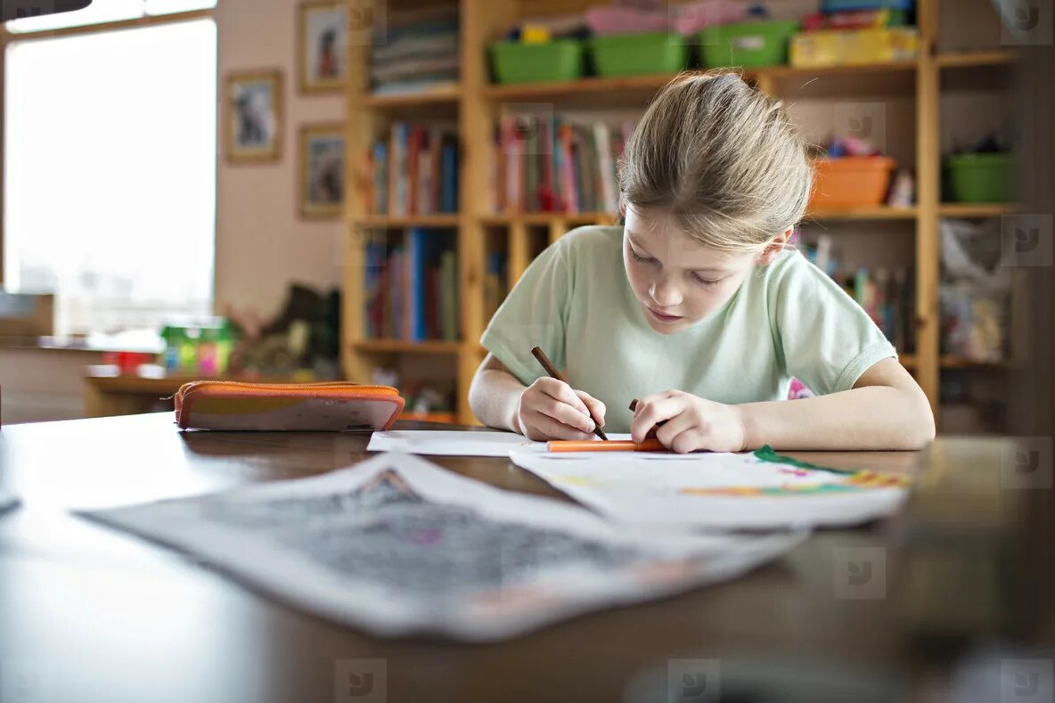 Do homework every day. Девочка делает домашнюю работу. girl do homewor. do homework on the way. photo the girl is doing her homework.