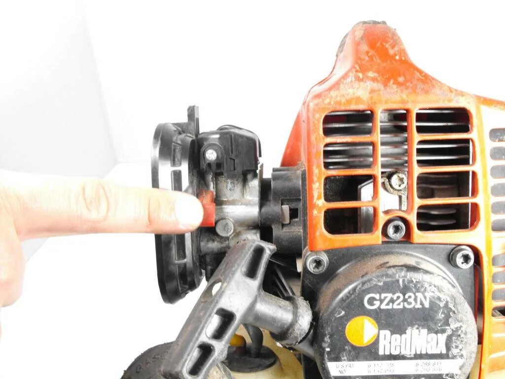 Фильтр топливный штиль 55. Карбюратор триммера хутер 1500. Как выглядит карбюратор триммера. Замена карбюратора на триммере. Карбюратор на триммер хускварна.