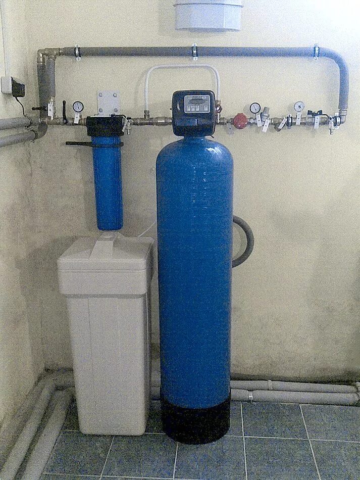 Фильтр умягчитель для воды в котельной. Система умягчения воды tas719c. Фильтр обезжелезивания воды для коттеджа. Станция умягчения воды