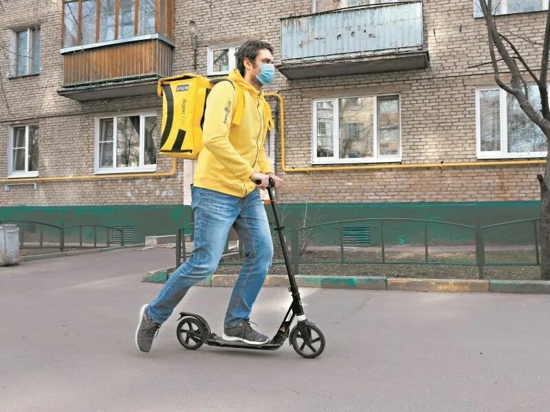 Доставщик еды самокат. Самокат велосипед. Самокат служба доставки. Курьер самокат. Куда доставляет самокат.