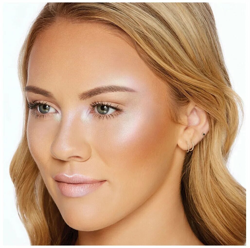 хайлайтер diamond light. бронзатор для лица макияж. контуринг и стробинг. хайлайтер для светлой кожи. макияж с хайлайтером и без.