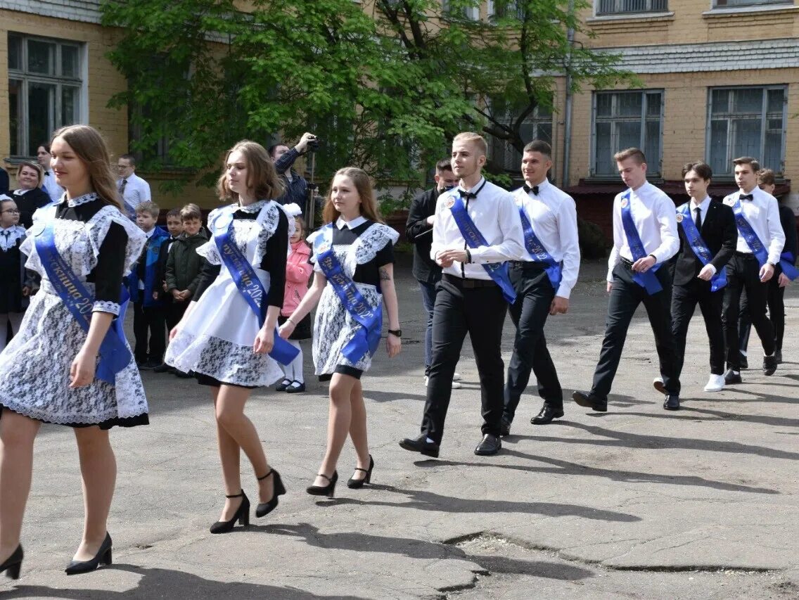 Выпускники. Выпускницы 11 класса. Последний звонок 11 класс. Выпускники 11 класса.