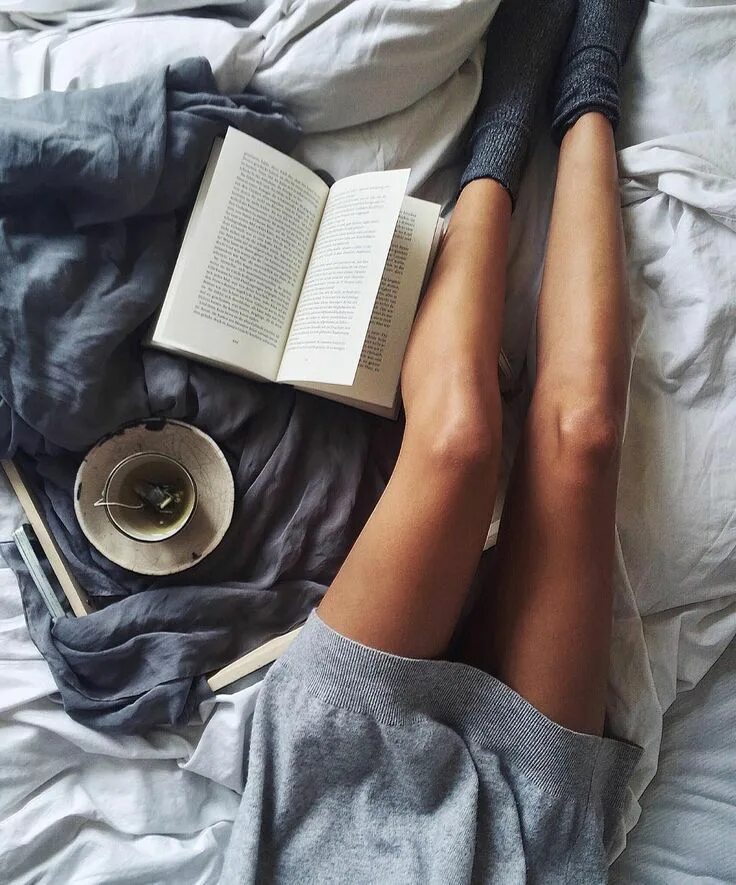 Читать книгу девушка без. Книга с ногами. книга на ногах девушки. девушка с книжкой без лица. девушка с книжкой в кровати.