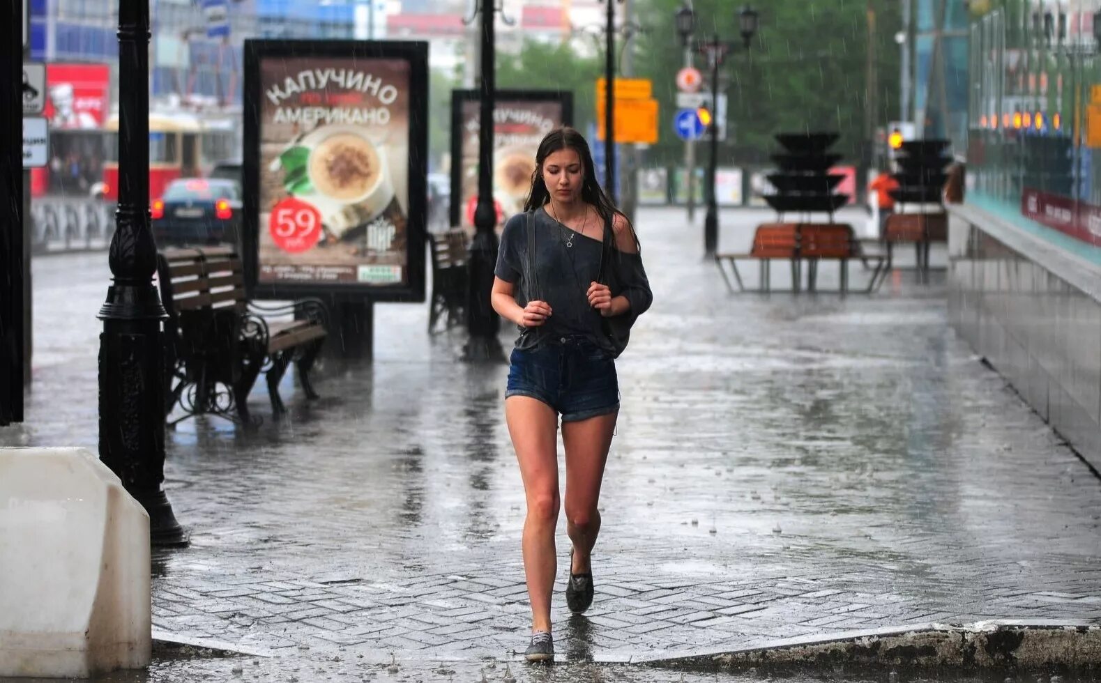 Девушки на улицах Екатеринбурга. Ливень на улице. Девушки в жару на улицах. Девушка промокла под дождем.