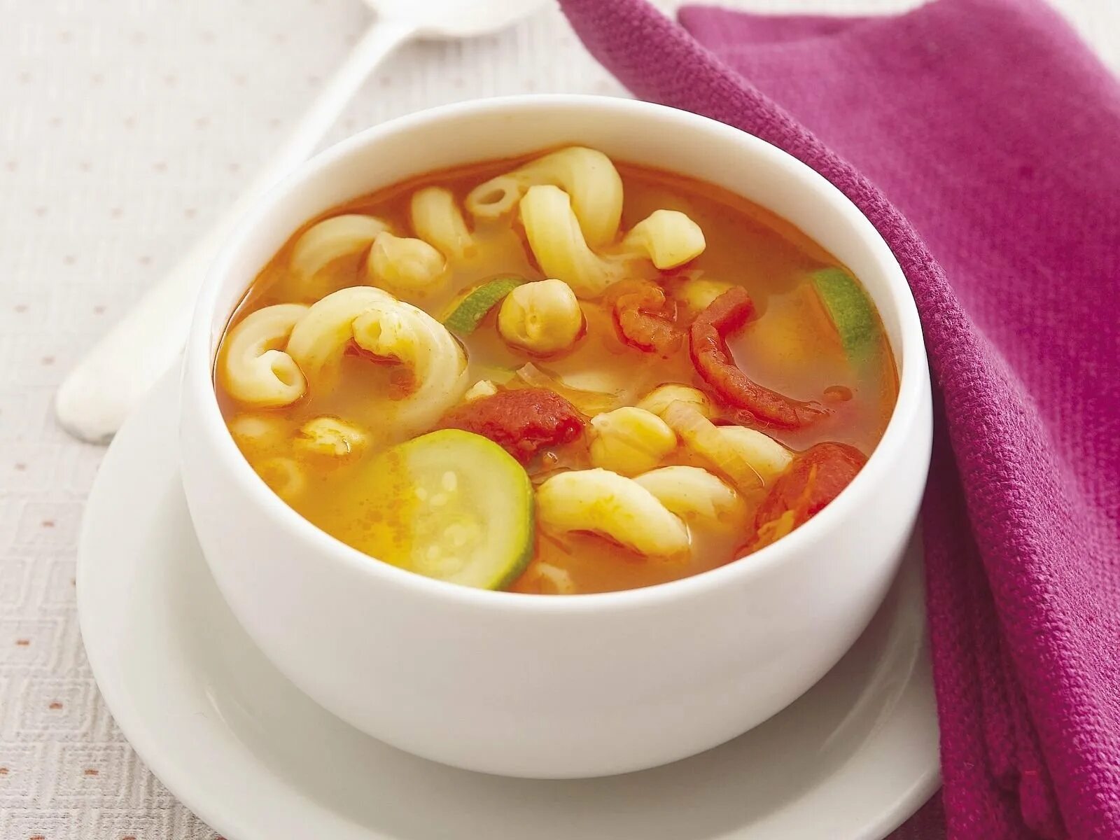Макаронно картофельный суп. Макароновый суп. Суп с макаронами. Суп с макаронными изделиями. Суп картофельный с макаронными изделиями.