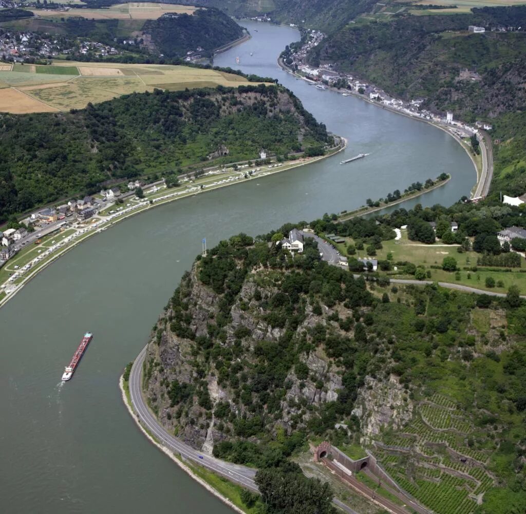 Истоки рейна. Излучина рейна. река рейн в швейцарии. rhein германия. лорелея реки германии.
