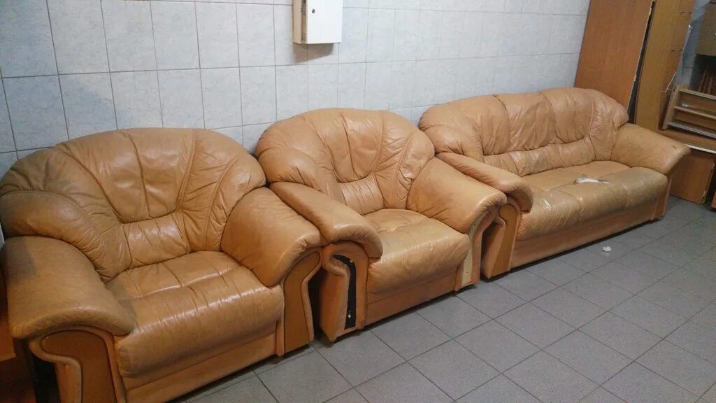 мягкая мебель до и после. отреставрированный диван.