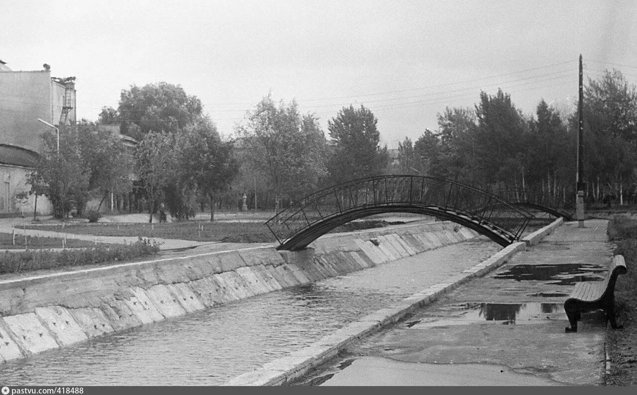 Парк горького казань. Казань панаевский сад 19 век. Старые парки казани. Чёрное озеро казань. Старый парк урицкого казань.