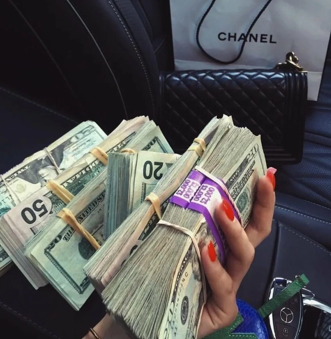 Видеть пачку денег. Куча денег в руках. Доллары в руках девушки. Много денег в руках. Пачка денег в руках.