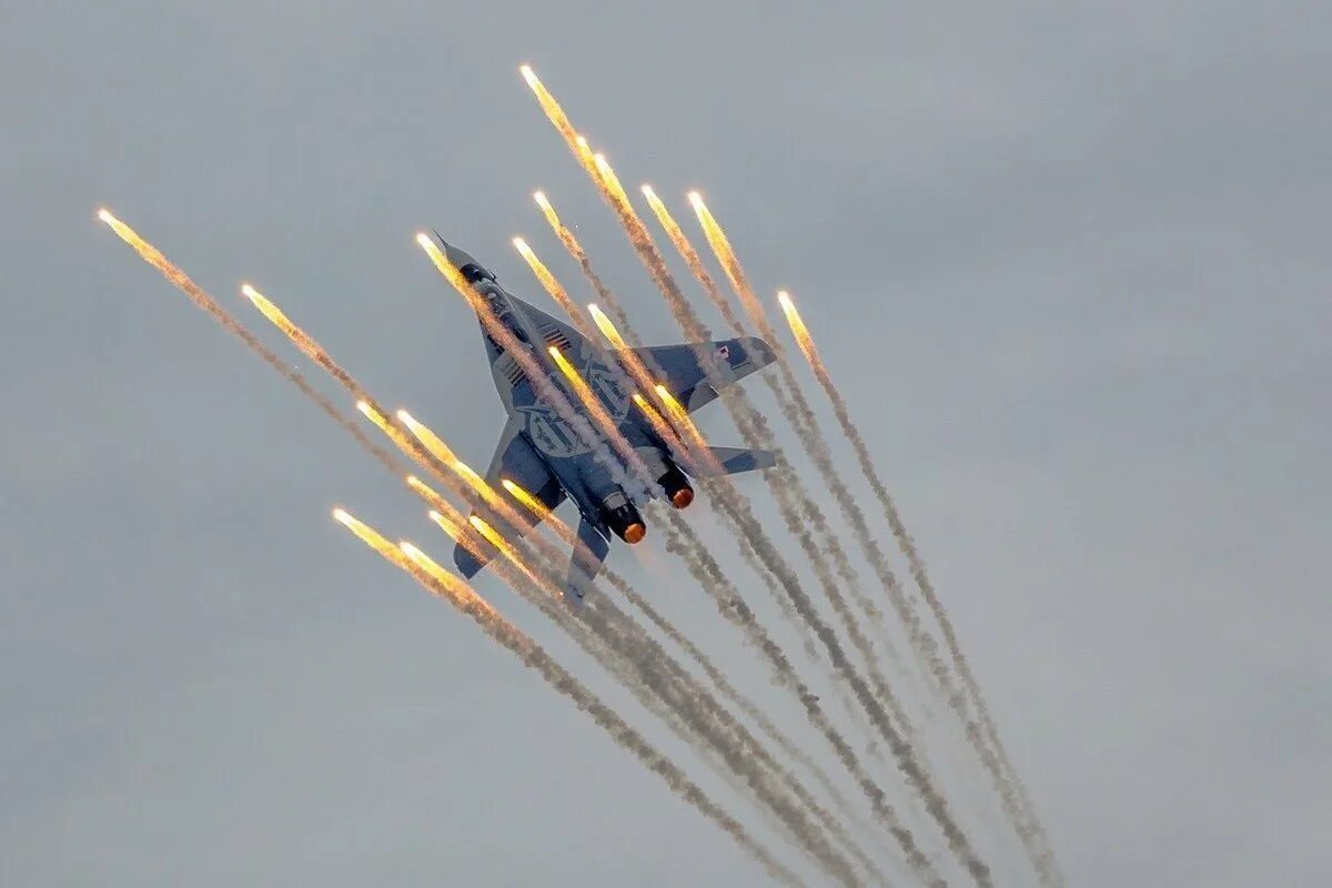 Миг-29 с ракетами. Погоня русской ракеты за миг 29. Миг-31бм с ракетами. Истребитель запускает ракету. Погоня русской ракеты за миг 29.