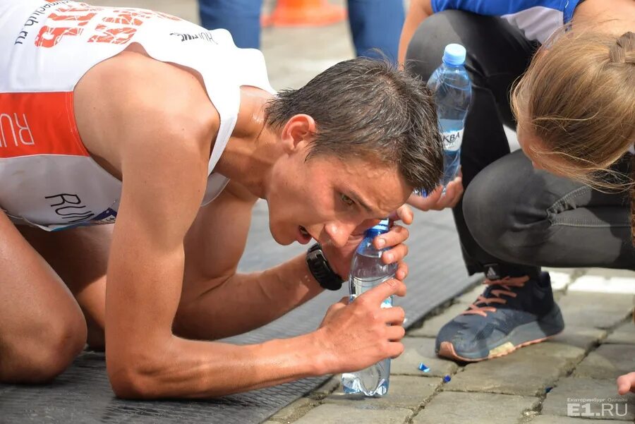 Уставший спортсмен. Спортсмен после финиша. Бегун после финиша. Марафонец устал. Спортсмен за 10 с пробежал