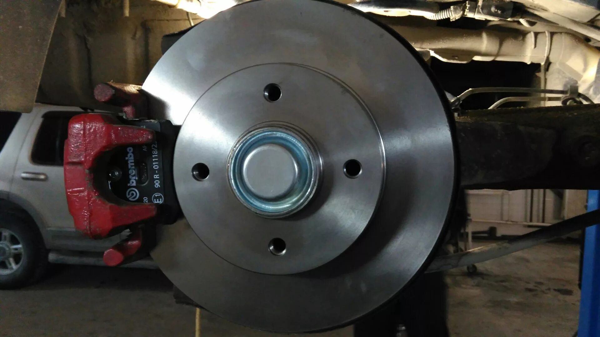 Замена задних дисков пежо. Замена задних дисков пежо. Тормозные диски пежо 307. Задний тормозной диск пежо 307. Замена задних дисков пежо.
