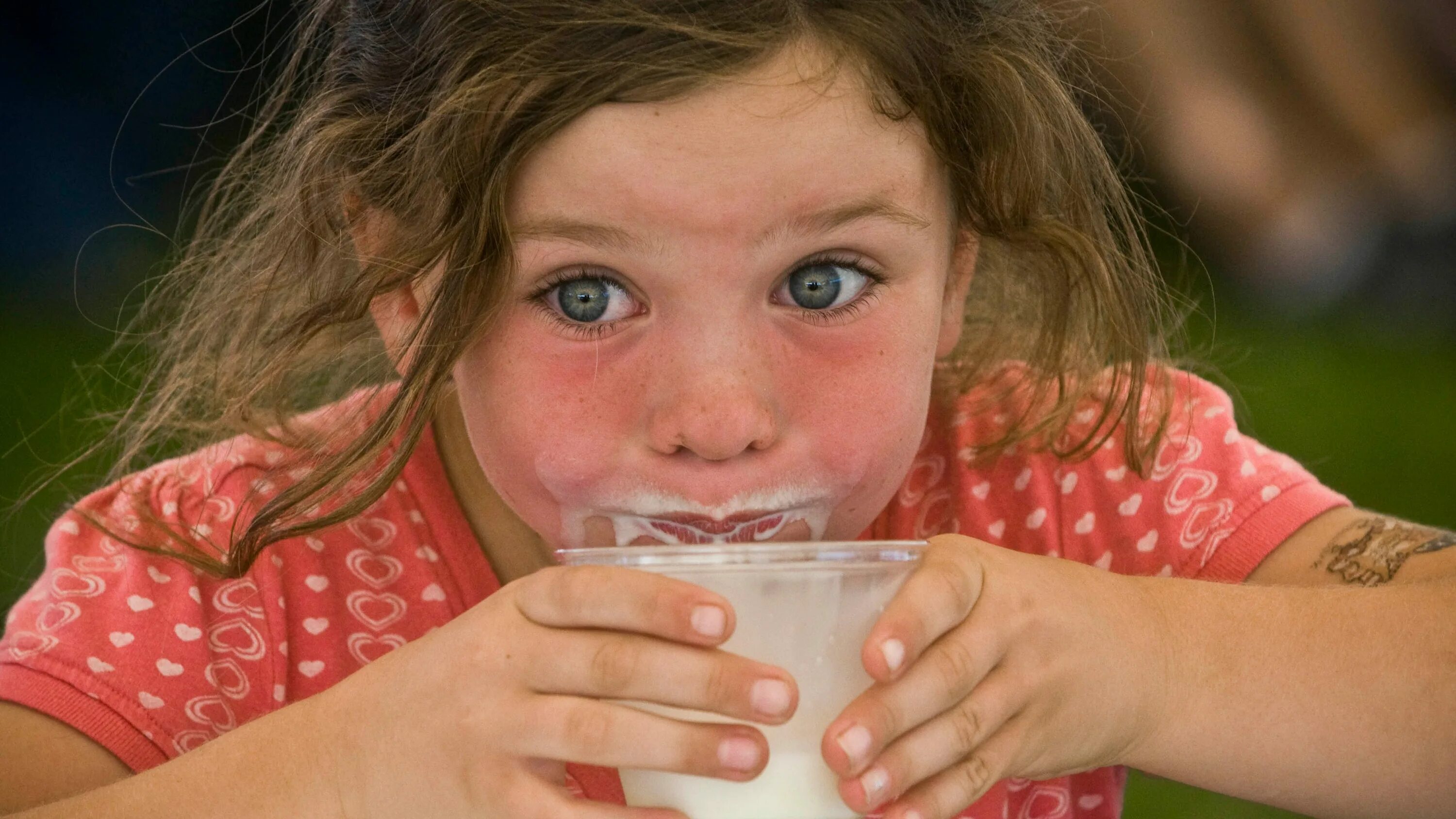 Пьет парное молоко. Парное молоко фото. Дети пьют парное молоко. Кефир для детей. Невкусное молоко