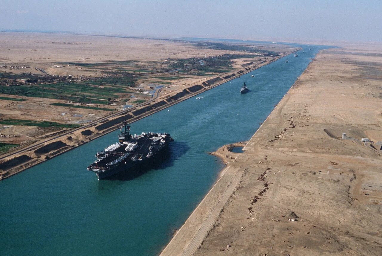 Почему канал суэцкий. Суэцкий канал Египет. Новый Суэцкий канал. Красное море Суэцкий канал. Суэцкий канал контейнеровоз.