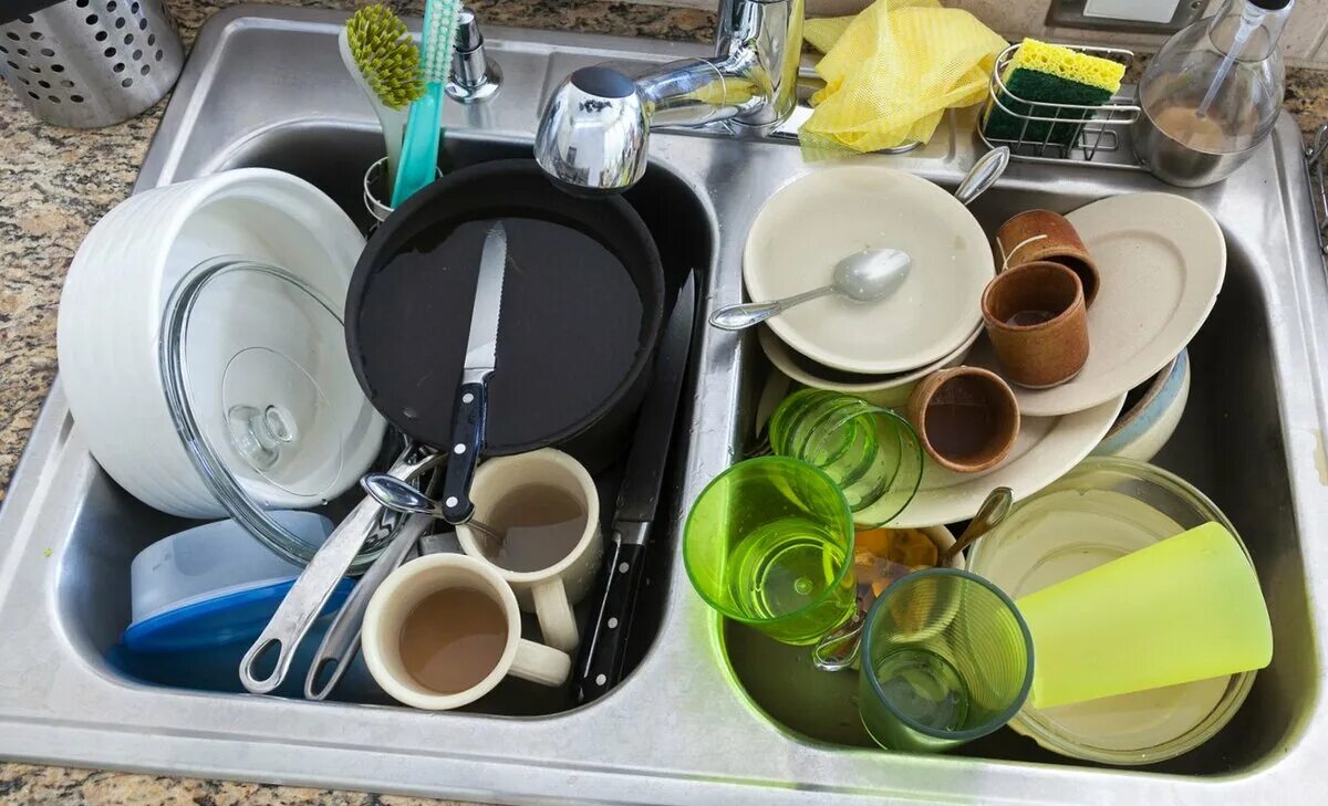Грязная посуда. Гора посуды. Уборка посуды. Гора грязной посуды.