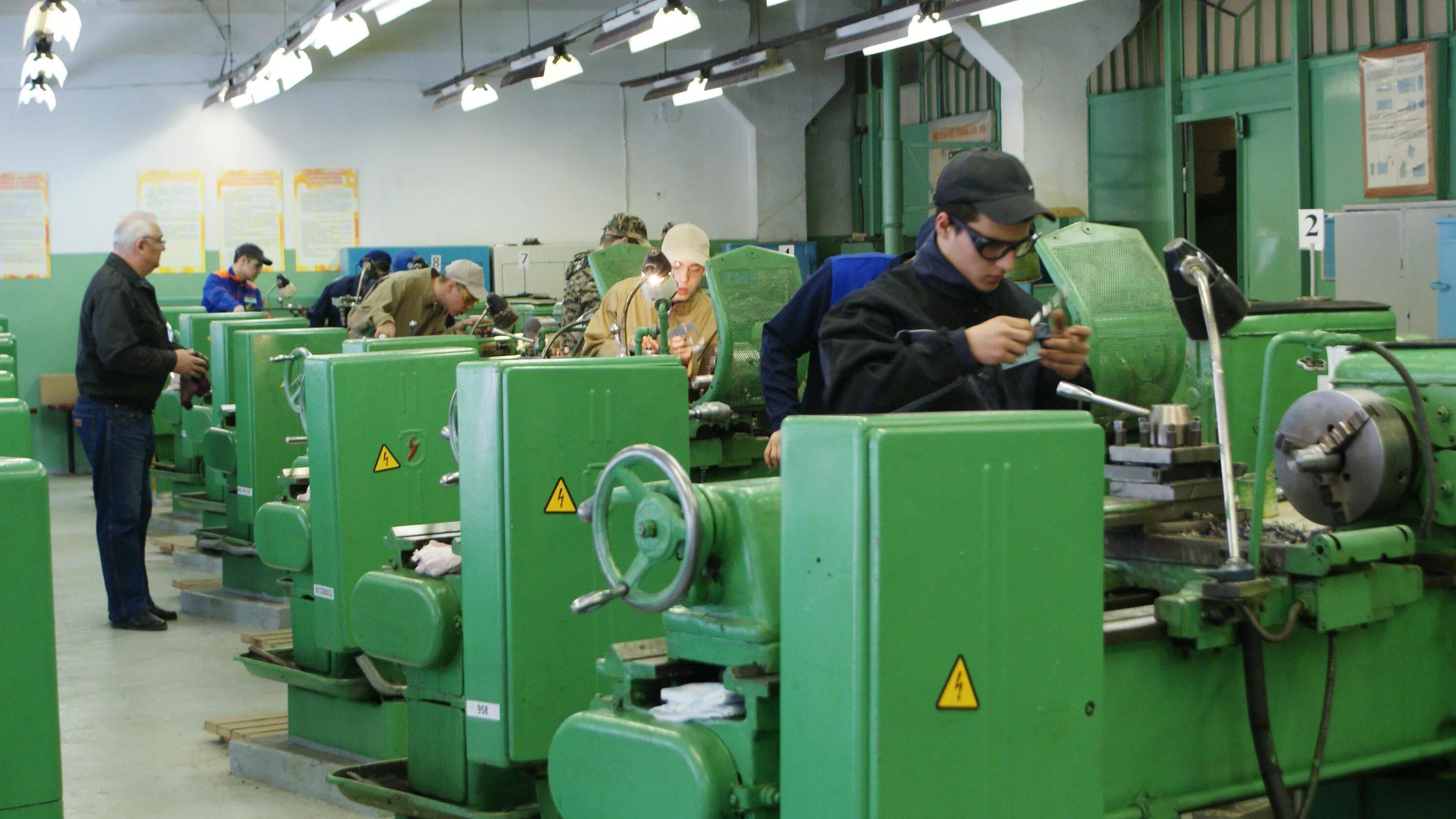 Намоталт на токарныйстанок. Контролер металлургического производства. Профессия токарь техникум. Токарь сельмаш. Токарь универсал.