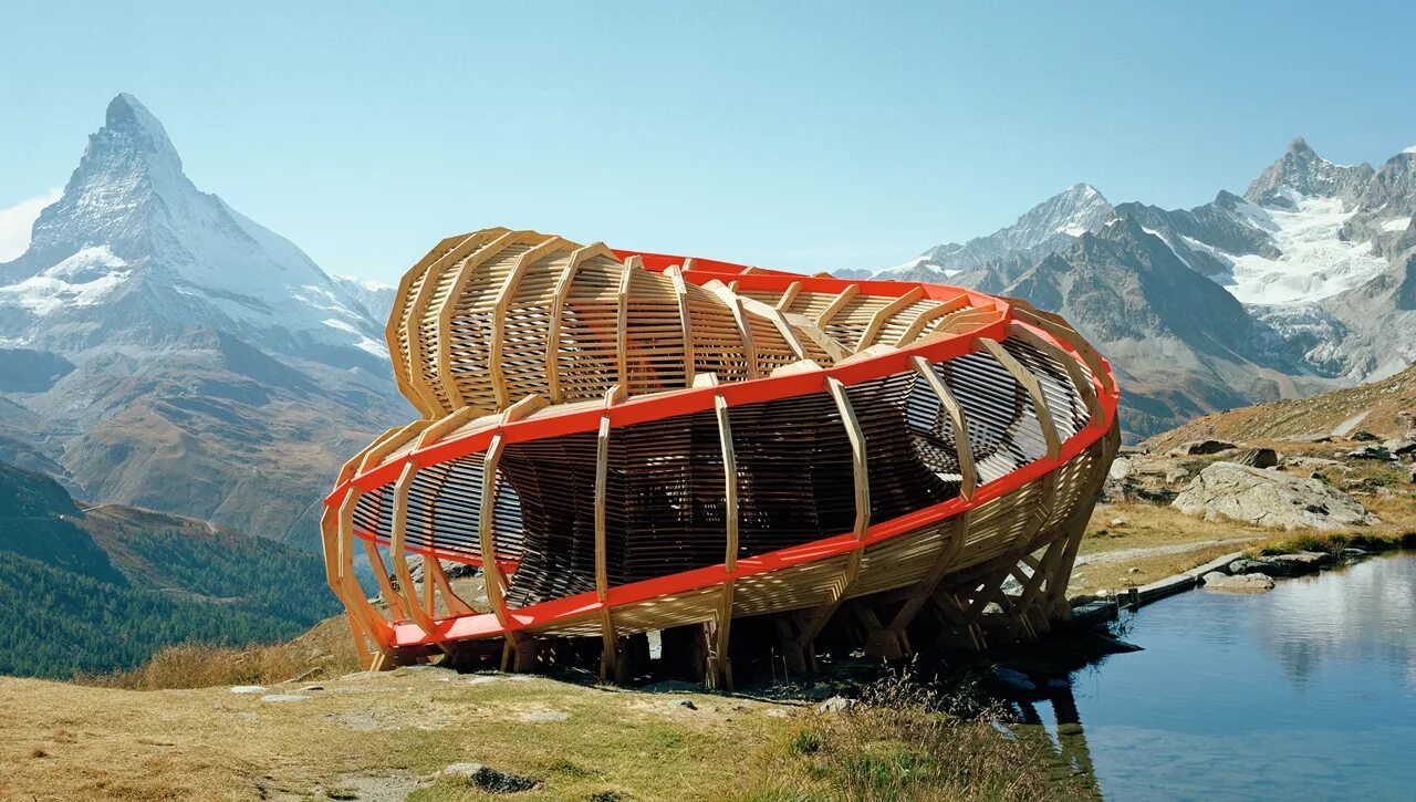 Уникально расположенная. Сооружения в горах. Уникальные архитектурные сооружения из дерева. Самые необычные здания в горах. Необычные постройки в горах.