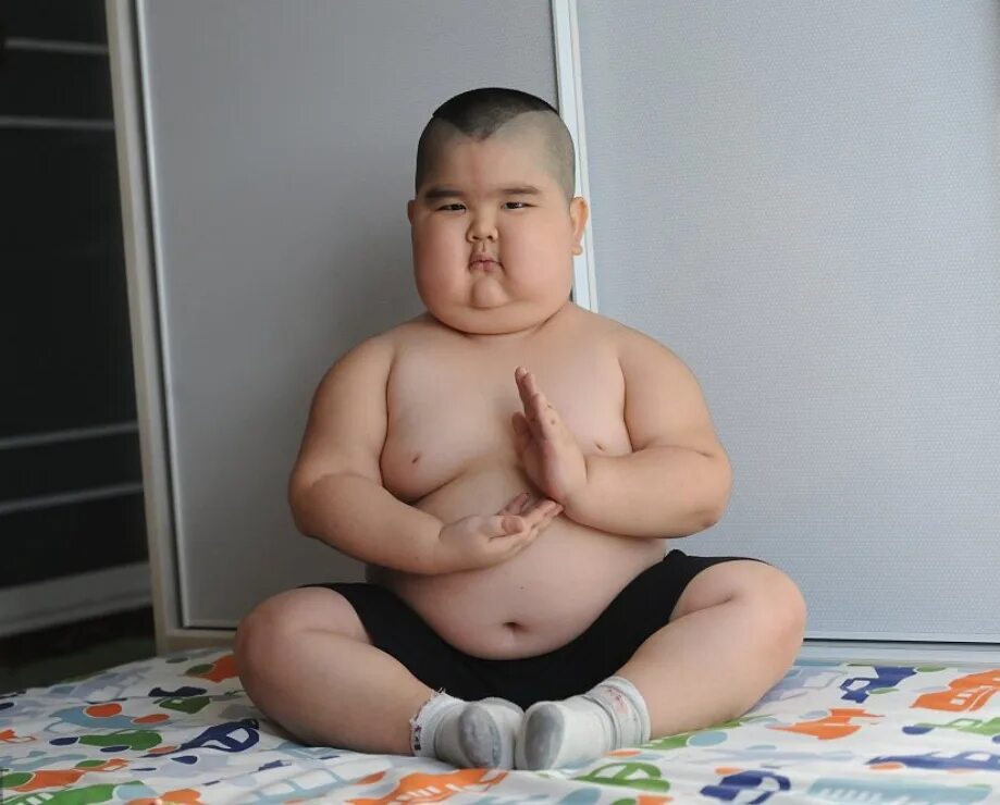 Полненький мальчик. Маленький толстый китаец.