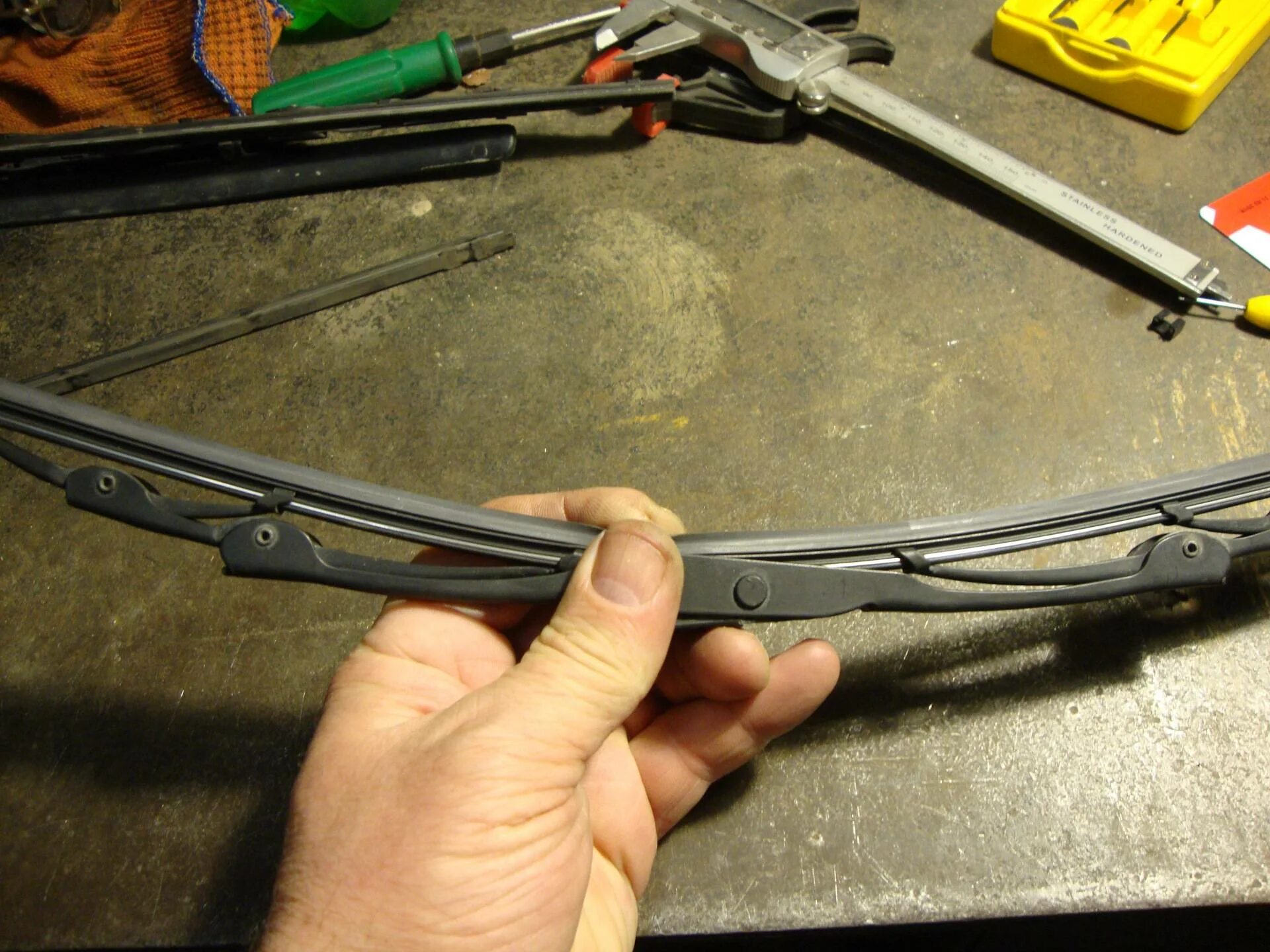 Резинки для каркасных дворников. Резинки на дворник с пластиковым. Поменять резинку на щетке стеклоочистителя. Резинки на дворники на автомашину. Резинки стеклоочистителя ветрового стекла 1000мм.