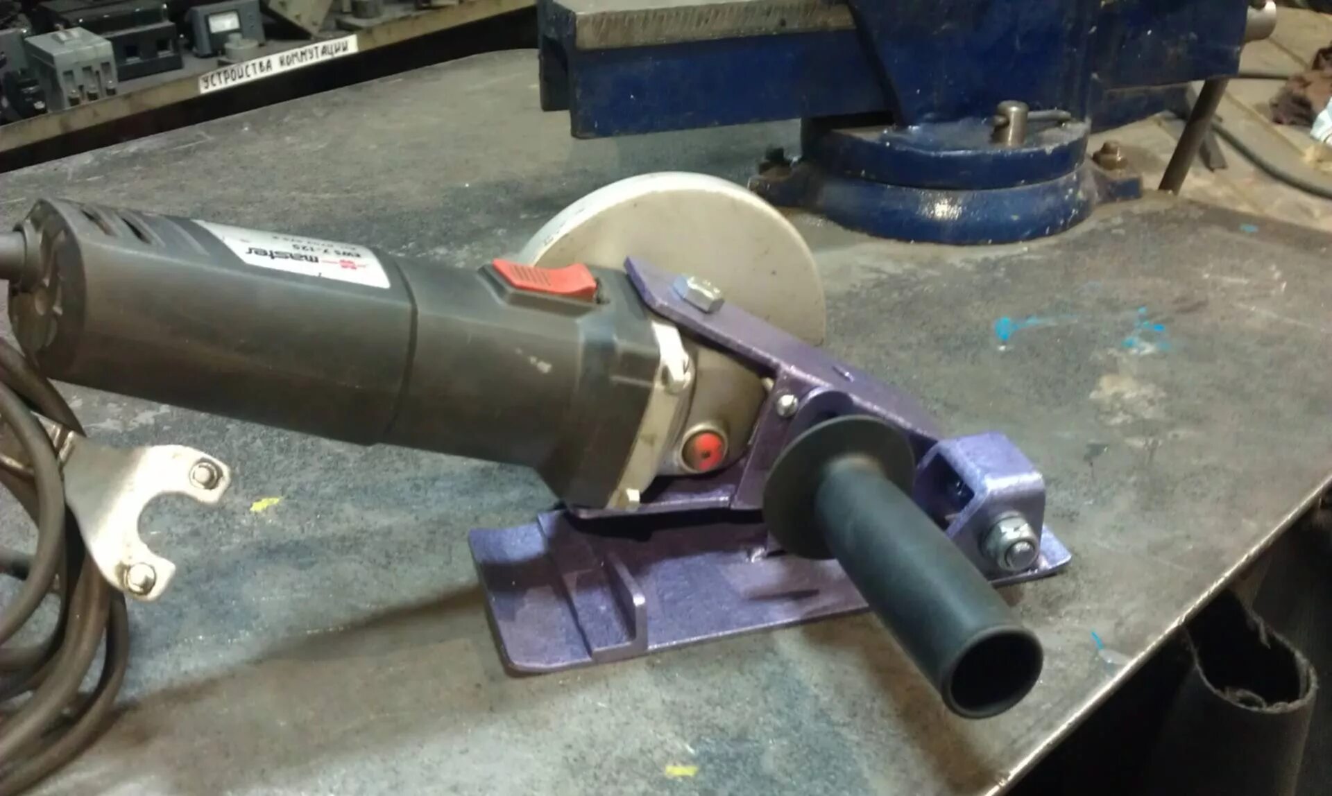 Пылеудалитель для ушм 150. Насадка на болгарку своими руками. Ленточная насадка на болгарку для шлифовки своими руками. Штроборез milwaukee wce 65. Насадка на болгарку своими руками.
