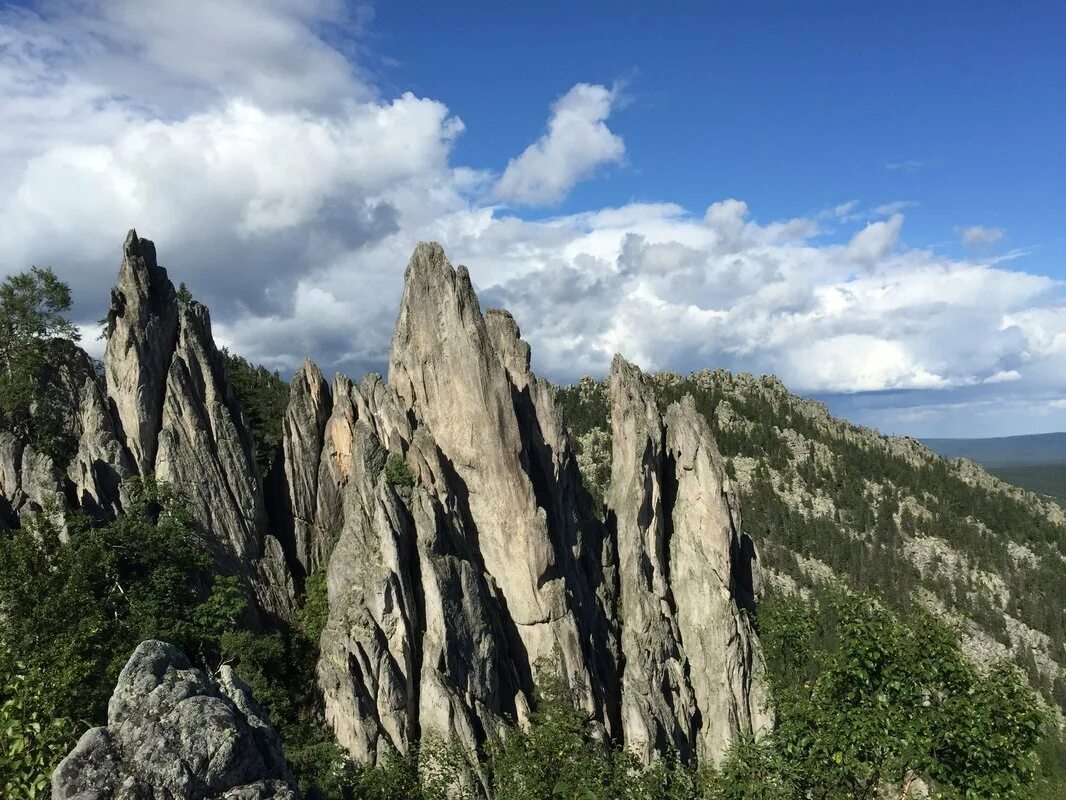 Двуглавая сопка перья таганай. Таганай двуглавая сопка летом. Таганай национальный парк двуглавая сопка. Златоуст таганай двуглавая сопка. Двуглавая сопка таганай.