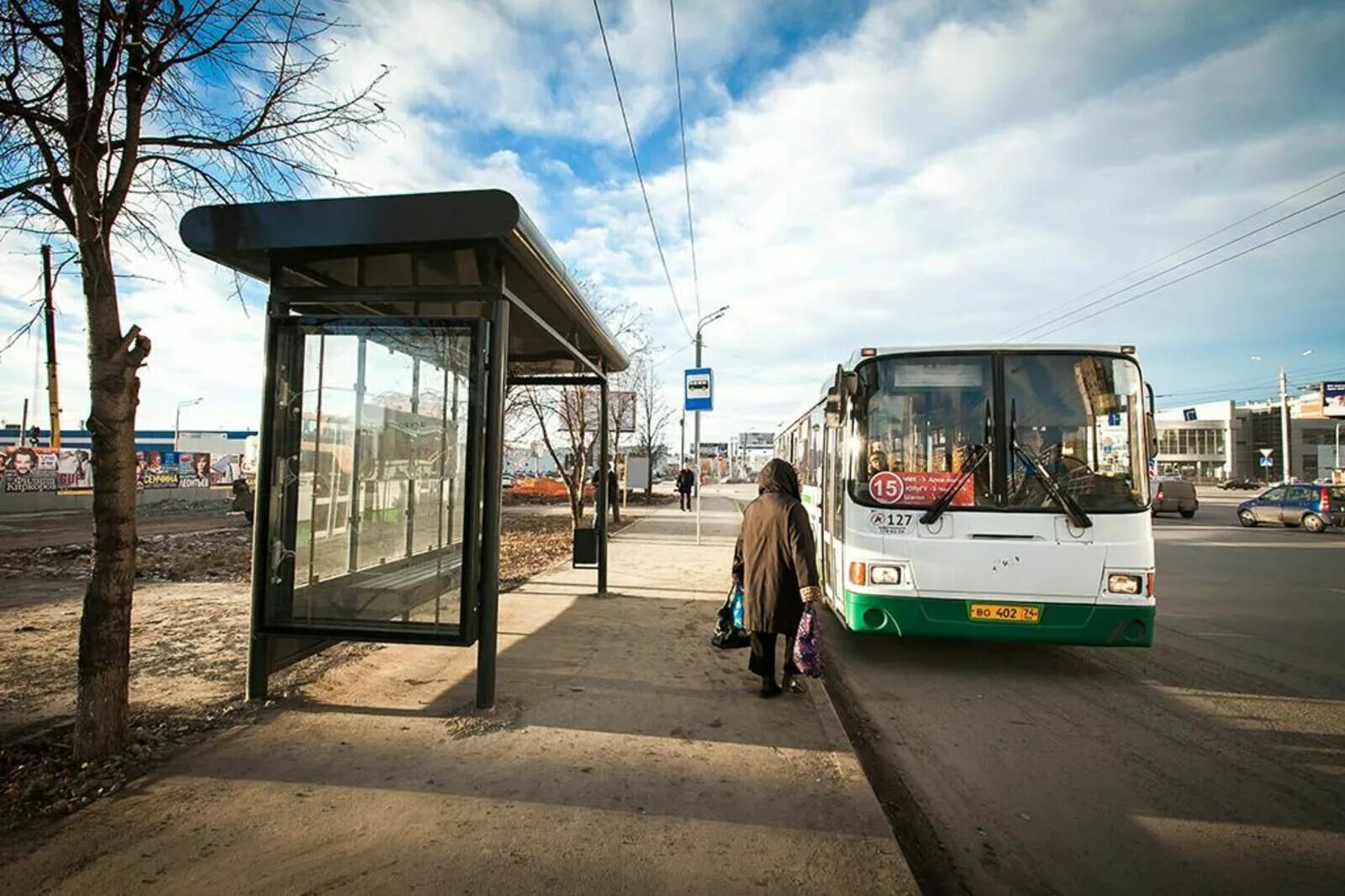 На автобусной остановке остановился автобус. Остановка. Автобусная остановка. Автобусная остановка с автобусом. Остановочные пункты общественного транспорта.