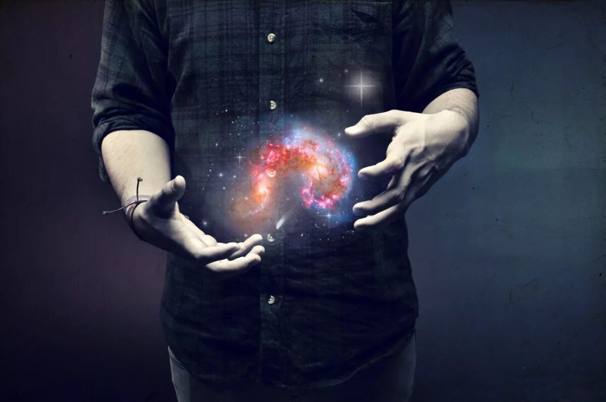 Между ладонями. Вселенная в руках. Космос в руках. Магия в руках. Космос внутри человека.