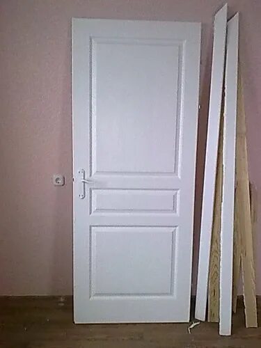 Двери минск бел. Дверь из новостройки. Белые двери в новостройках. Межкомнатная дверь в новостройке. Дверь белая от застройщика