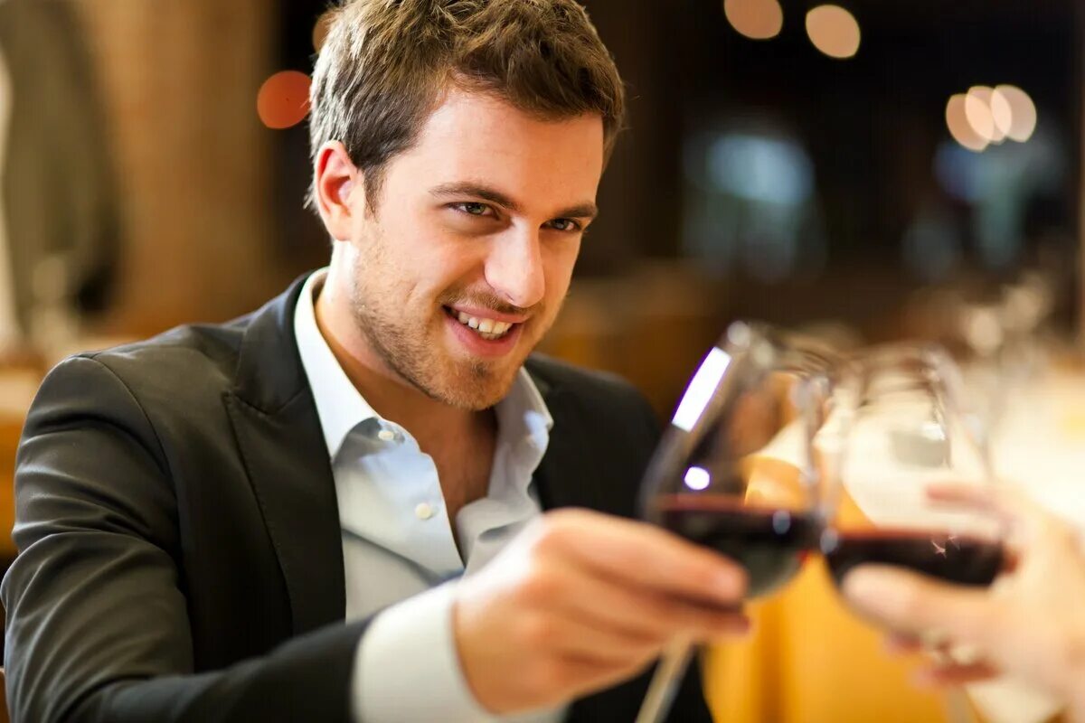 Девушка и мужчина с шампанским. Мужчина и женщина с шампанским. Мужчина и женщина с бокалами шампанского. Moët chandon rose imperial limited edition. Мужчина женщина шампанское.