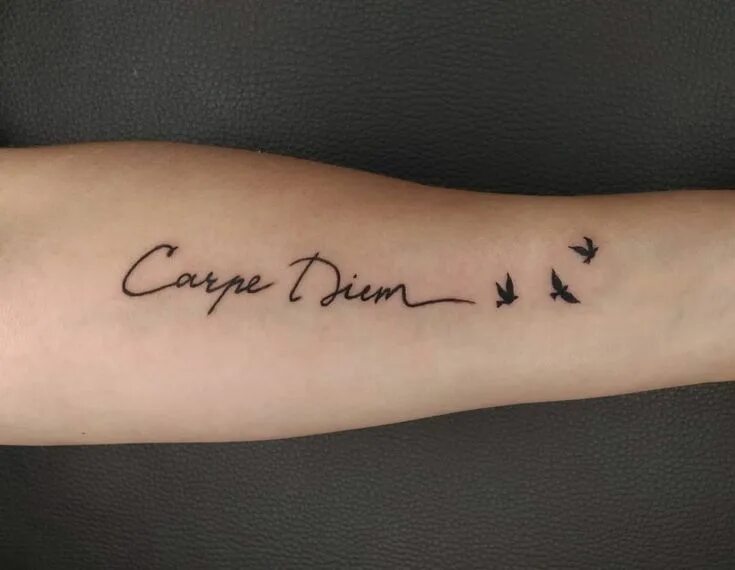 Татуировка Carpe Diem на руке. Carpe Diem на латыни. Татуировка лови момент. Лови момент на латыни.