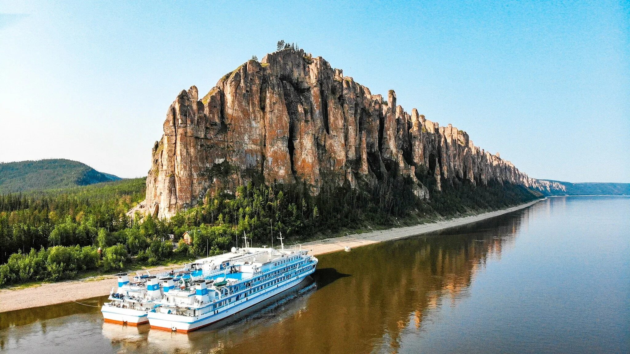 Республика Саха Якутия река Лена. Саха Якутия Ленские столбы. Река Лена Ленские столбы. Ленские столбы теплоход Якутск. Пермь якутия