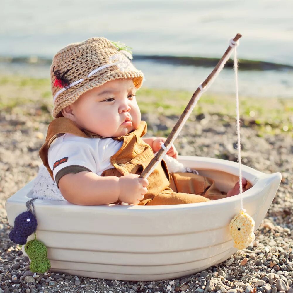 Дети на рыбалке. Удочка для детей. Рыбак для детей. Маленькие дети на рыбалке. Ребенок рыбы мальчик