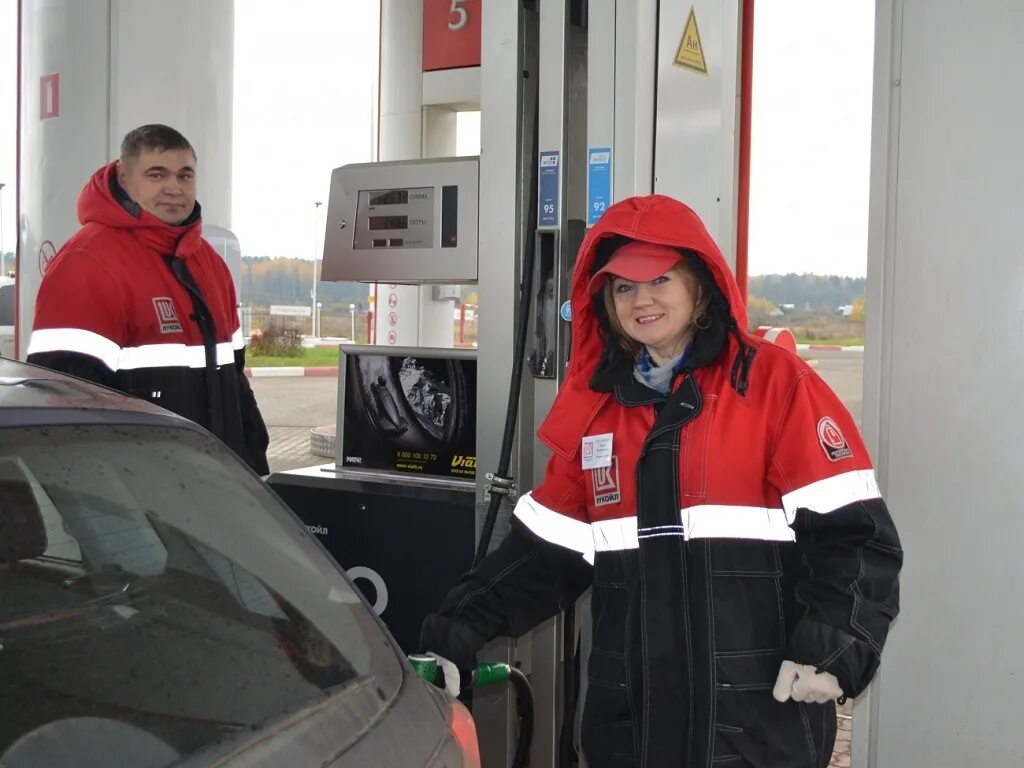 Зарплата заправщика. Заправщик Лукойл. Автозаправщики на АЗС Лукойл. Сотрудник АЗС. Сотрудники операторы АЗС.