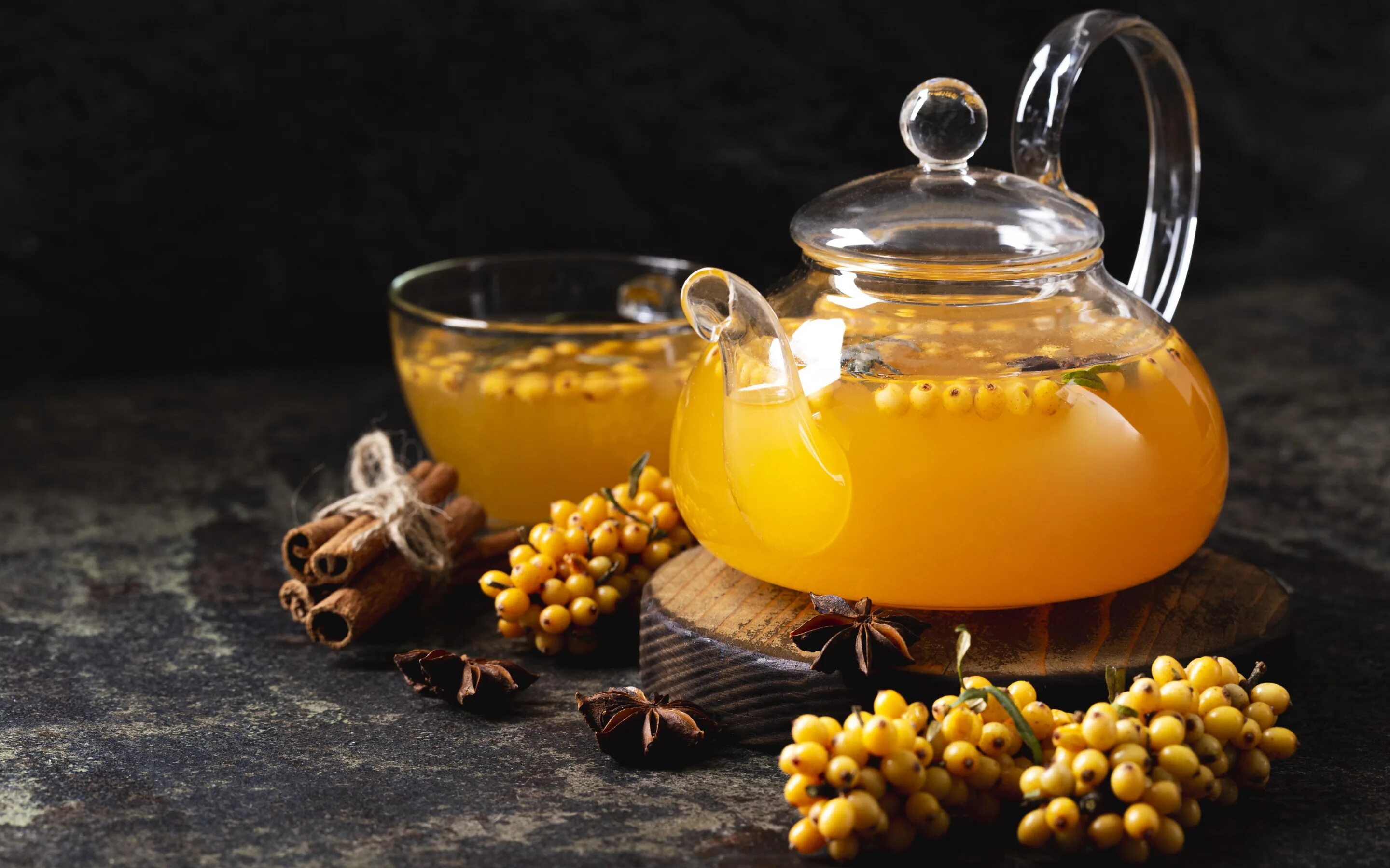 Чай с облепихой и апельсином. Облепиховый чай. Чай с облепихой в чайнике. Чай с облепихой и розмарином и апельсином. Фруктовый чай облепиховый.