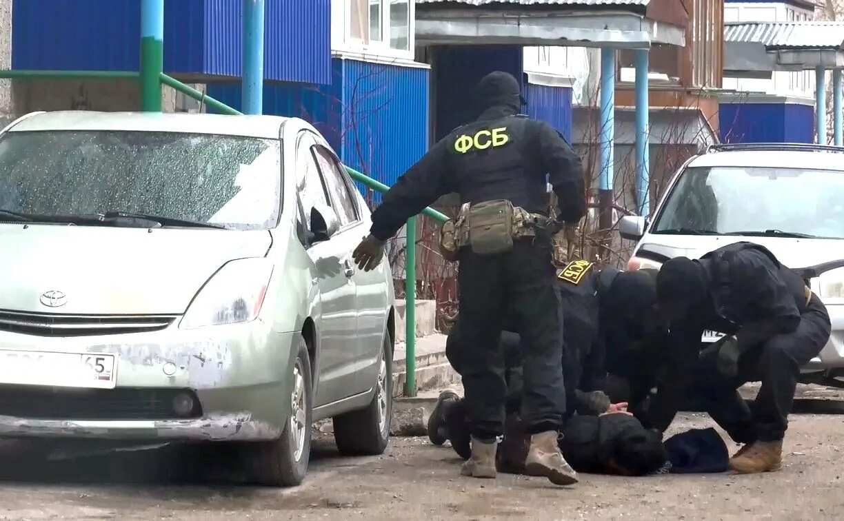 Задержание пособника террористов. Террористов спонсируют. Задержание пособника террористов. Снайперы фсб ловят террористов. Пособников террористов.