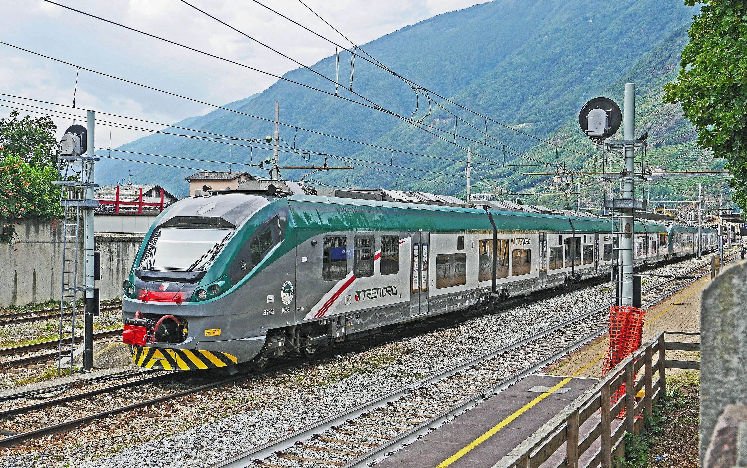 Тирано Италия. Поезд Trenitalia регионале. Итальянские поезда.