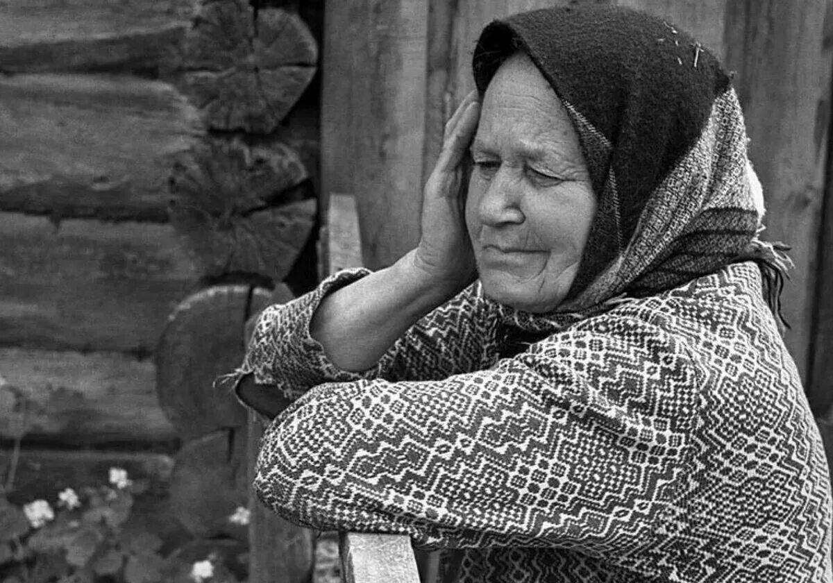 бабушка в деревне. русские бабушки в деревне. сельские женщины 50 лет. бабка из деревни. крупные деревенские старые женщины.