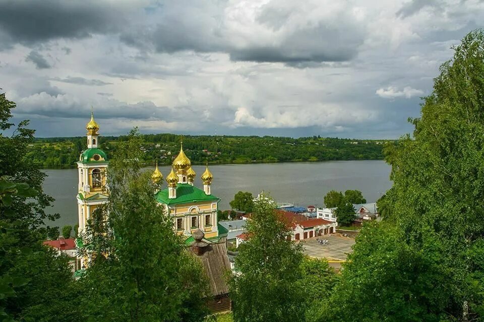 Плес город ярославль. Плес Жемчужина Волги. Плесс Волга Ивановская область. Плес на Волге Ивановская область. Городок Плес на Волге.