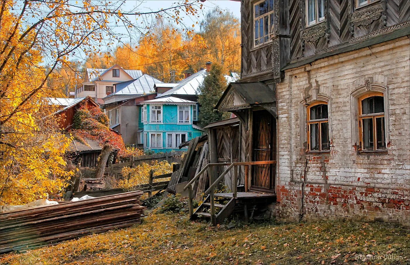 Дом на осенней улице. Усадьба Плес. Город провинция в России захолустье. Ленинские горки Киногородок. Провинция России глухомань.