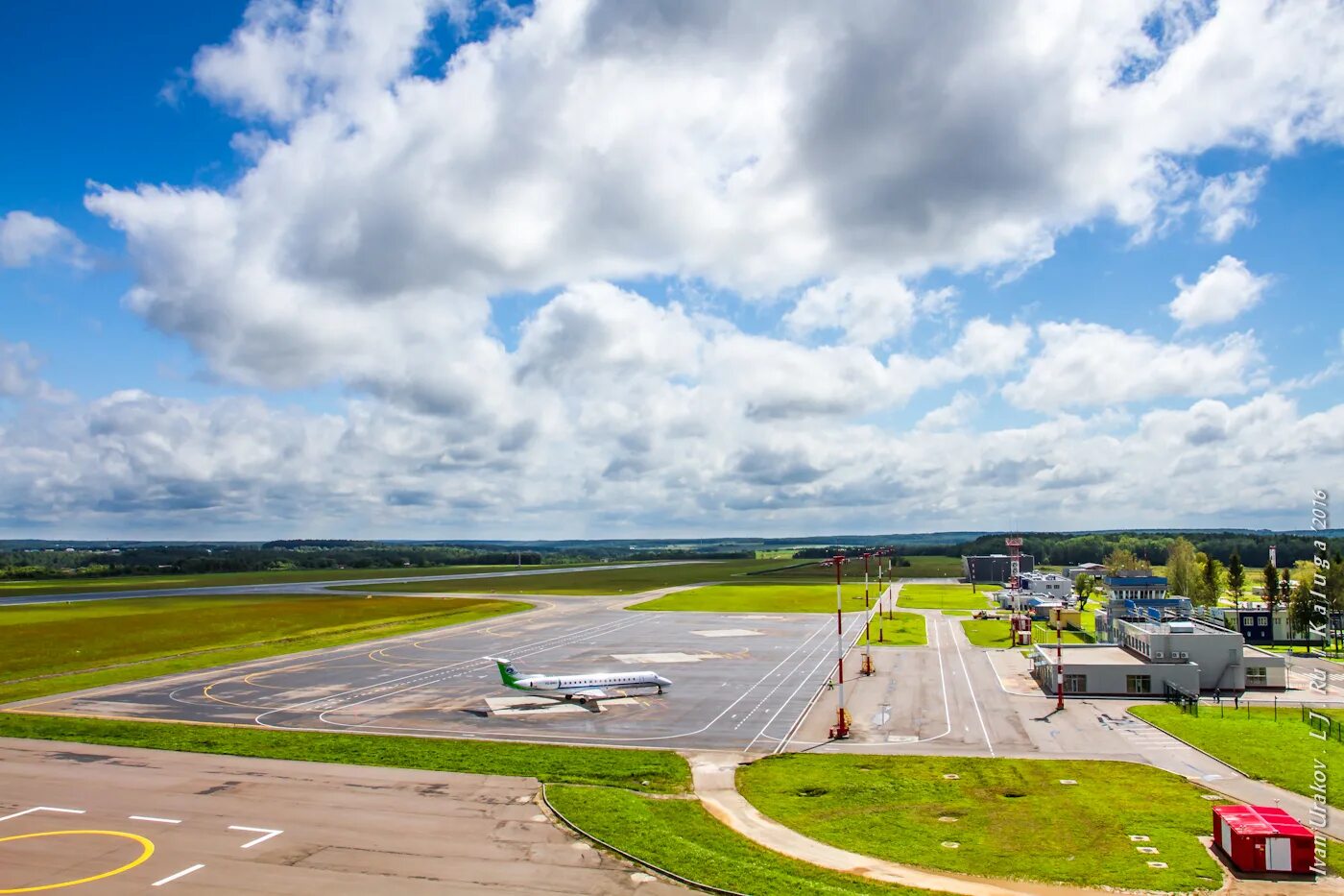 Airport road. Аэропорт Сыктывкар Взлетная полоса. Аэропорт Калуга взлетно-посадочная полоса. Калуга ВПП. Аэропорт Калуга полоса.