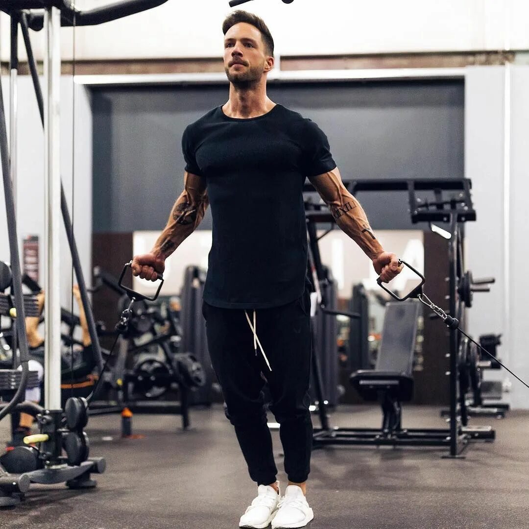 Одежда для спортзала мужская. Облегающий спортивный костюм. Одежда для тренировок в тренажерном. Облегающий костюм мужской. Одежда для тренировок в тренажерном.